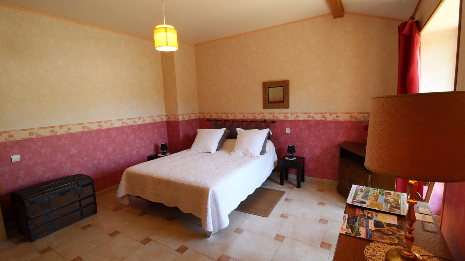Chambre d'hôtes du 'Domaine des Fondsbenites' à Sainte-Paule (Rhône-Beaujolais) : la chambre (lit 2 personnes).