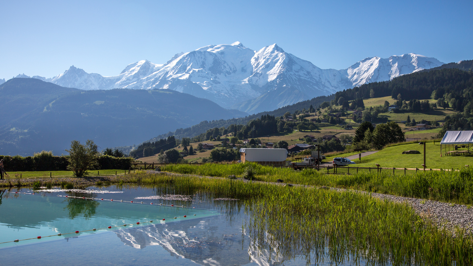 Plan d'eau biotope de Combloux devant le Mont-Blanc