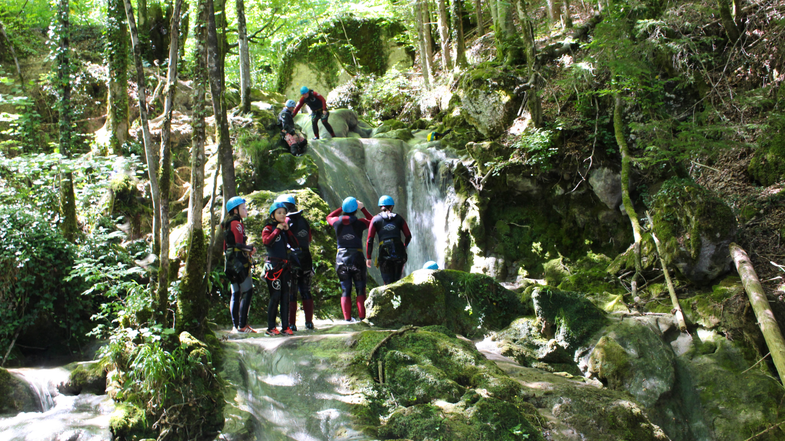 canyoning en groupe d'amis