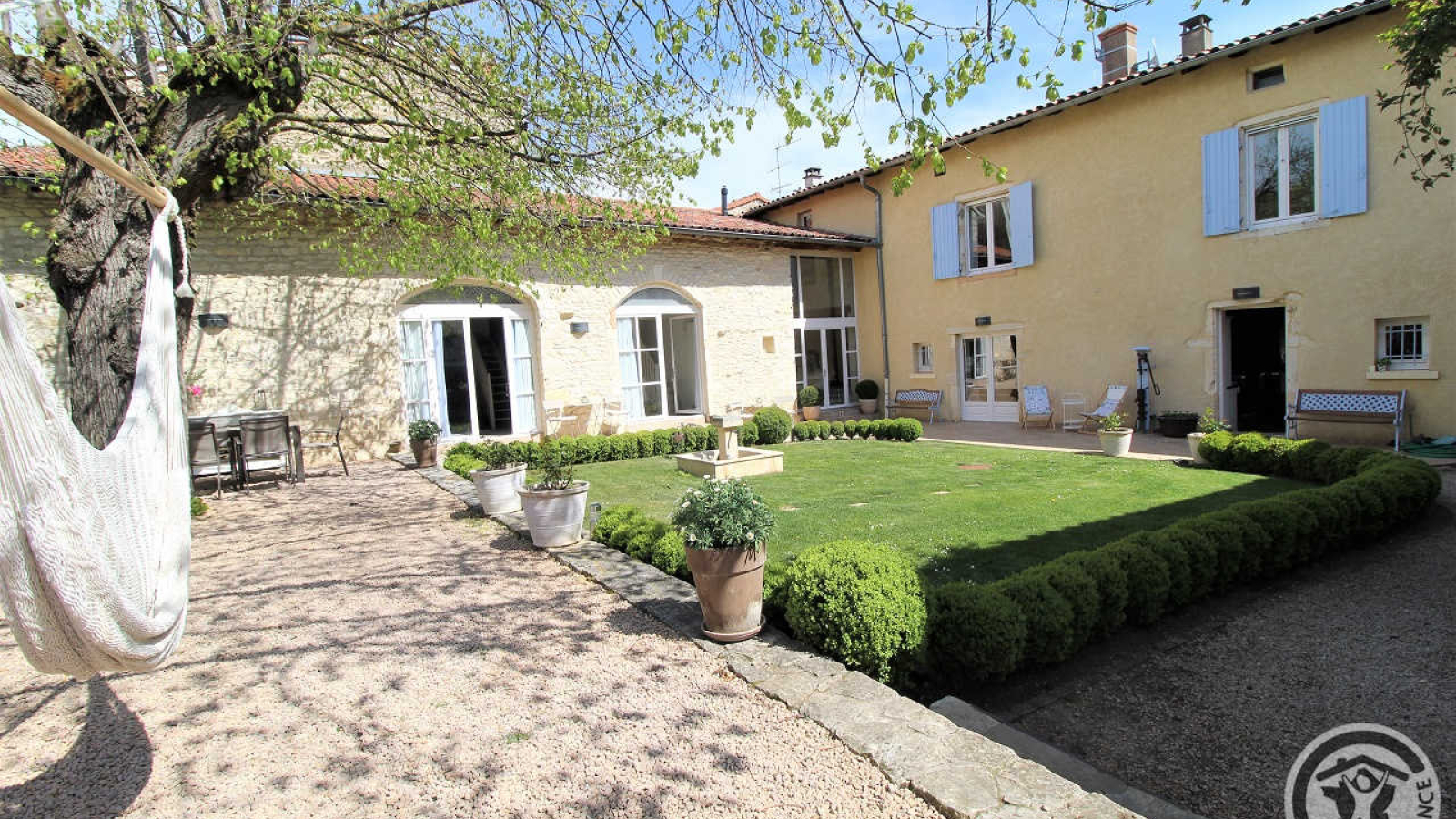 Chambres d'Hôtes 'Les 2 Tilleuls' à Lucenay dans le Beaujolais - Rhône : la maison et son jardin intérieur.