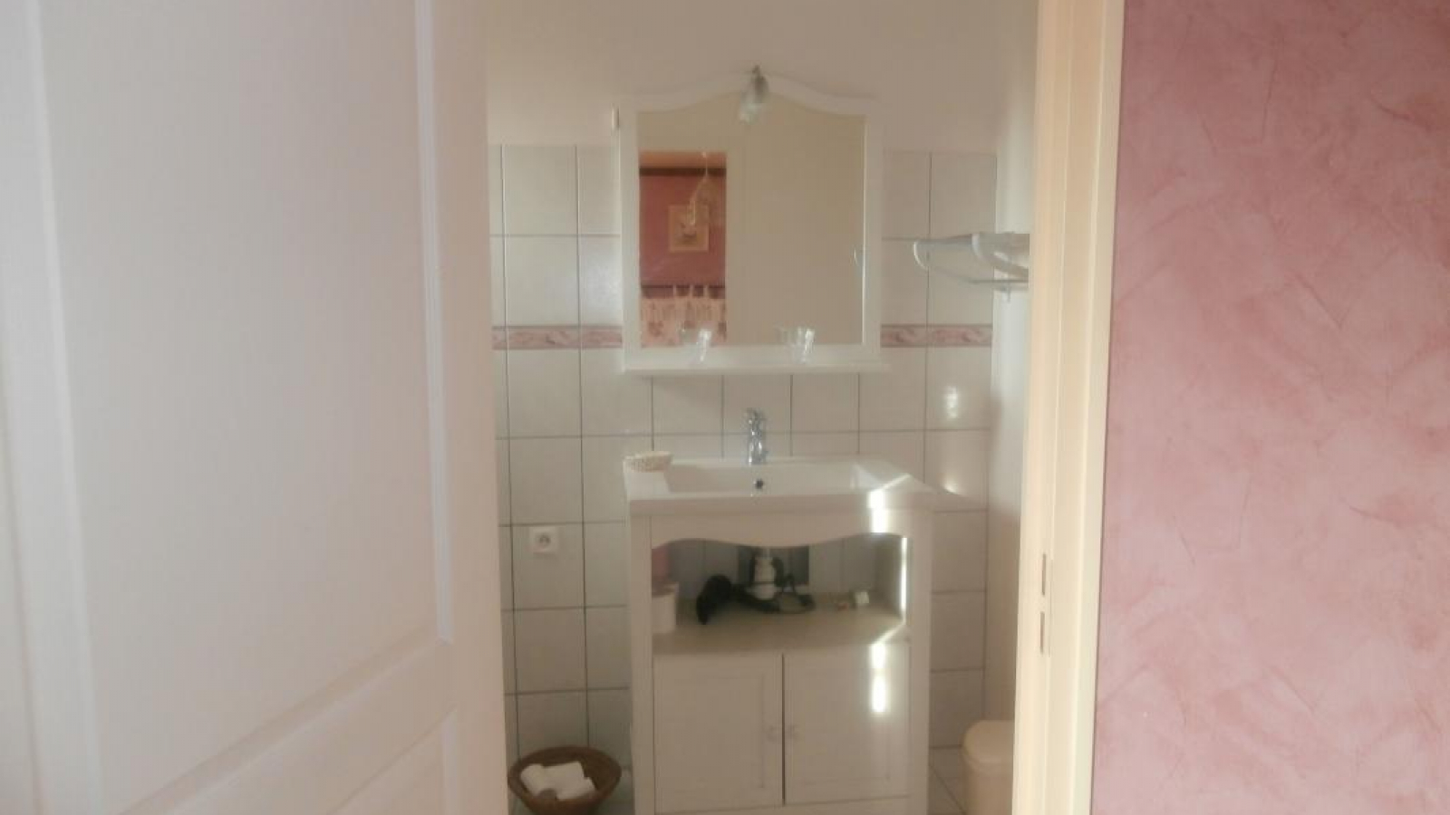 Nouvelle douche située dans la chambre Eglantine, composée d'une douche hydro massage, meuble vasque et WC.  