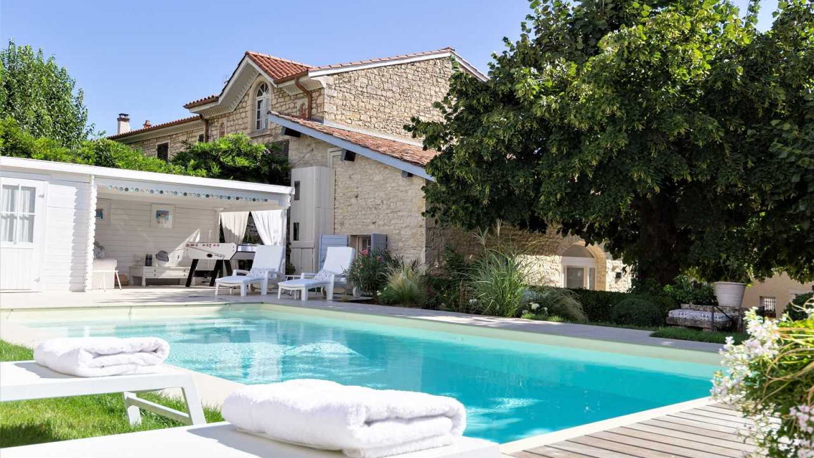 Chambres d'Hôtes 'Les deux Tilleuls' à Lucenay dans le Beaujolais - Rhône : la piscine dans le jardin en terrasse.