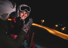 Skieurs sur les pistes ouevrtes en nocturne du domaine de ski alpin du Grand-Bornand