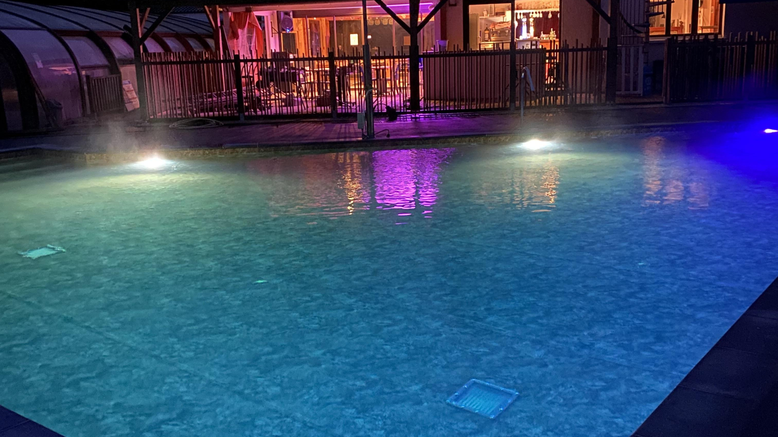 piscine extérieure de nuit