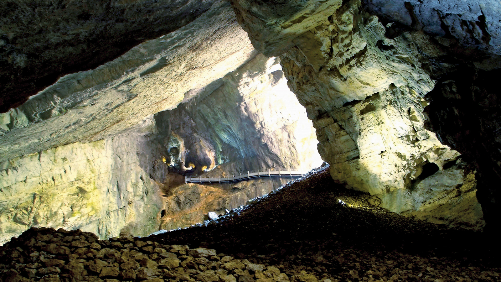 Domaine des Grottes du Cerdon, parc de loisirs Préhistoriques