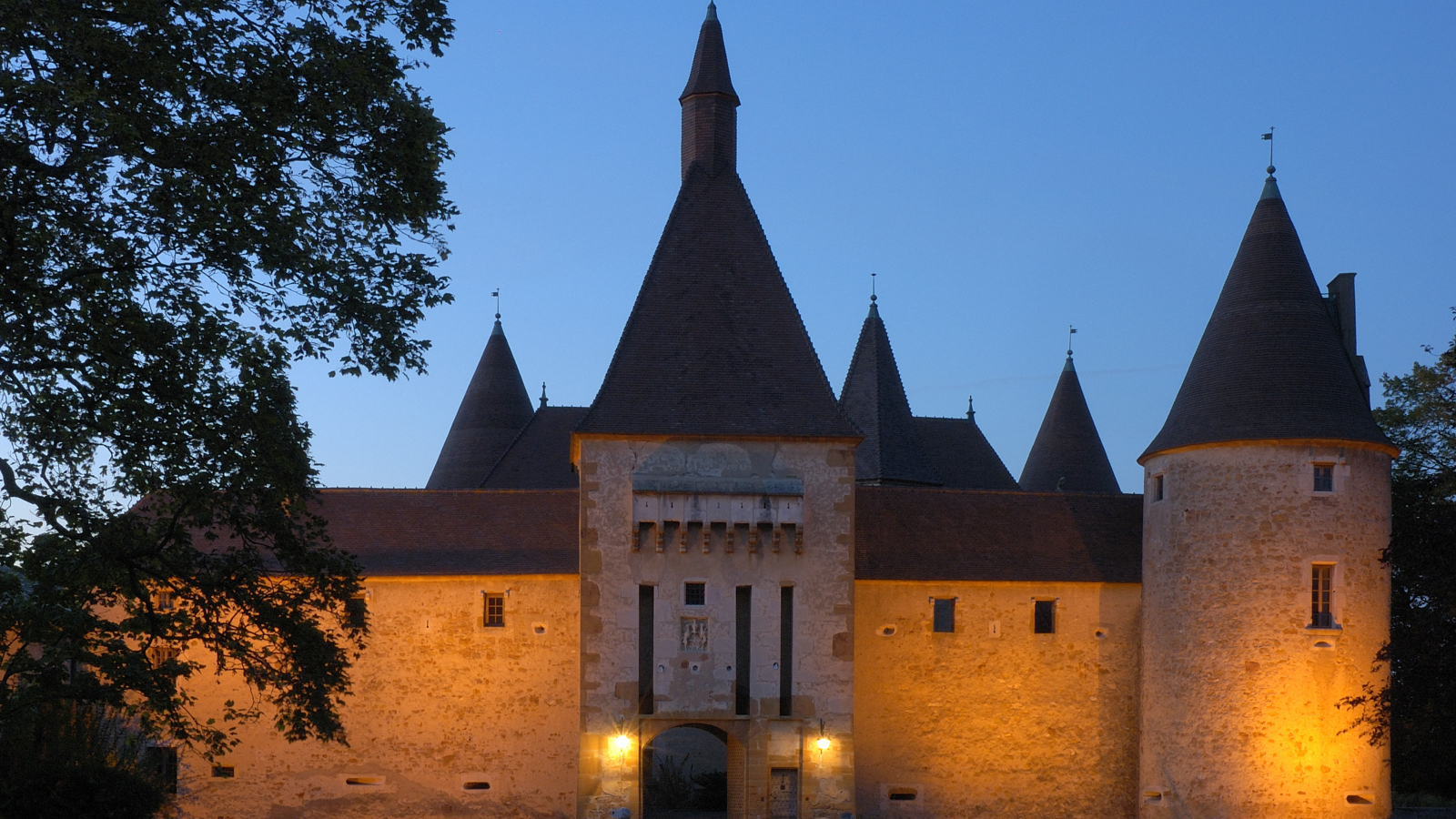 Façade sud du Château de Corcelles de nuit