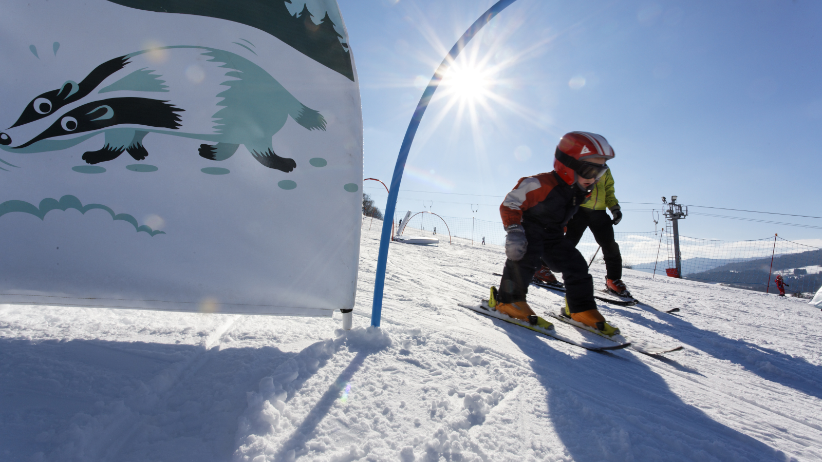 Enfant skiant sur l' Espace Ludique le Monde de Perce-Neige