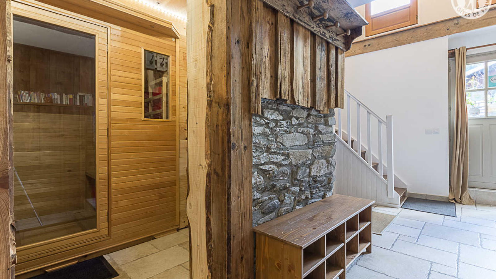 Hall d'entrée avec le sauna en libre accès