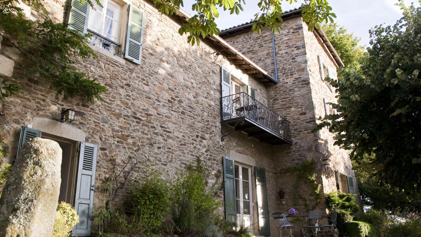 Chambres et Table d'Hôtes 'Château de Riverie' dans le village médiéval de Riverie -Lyonnais - Rhône.
