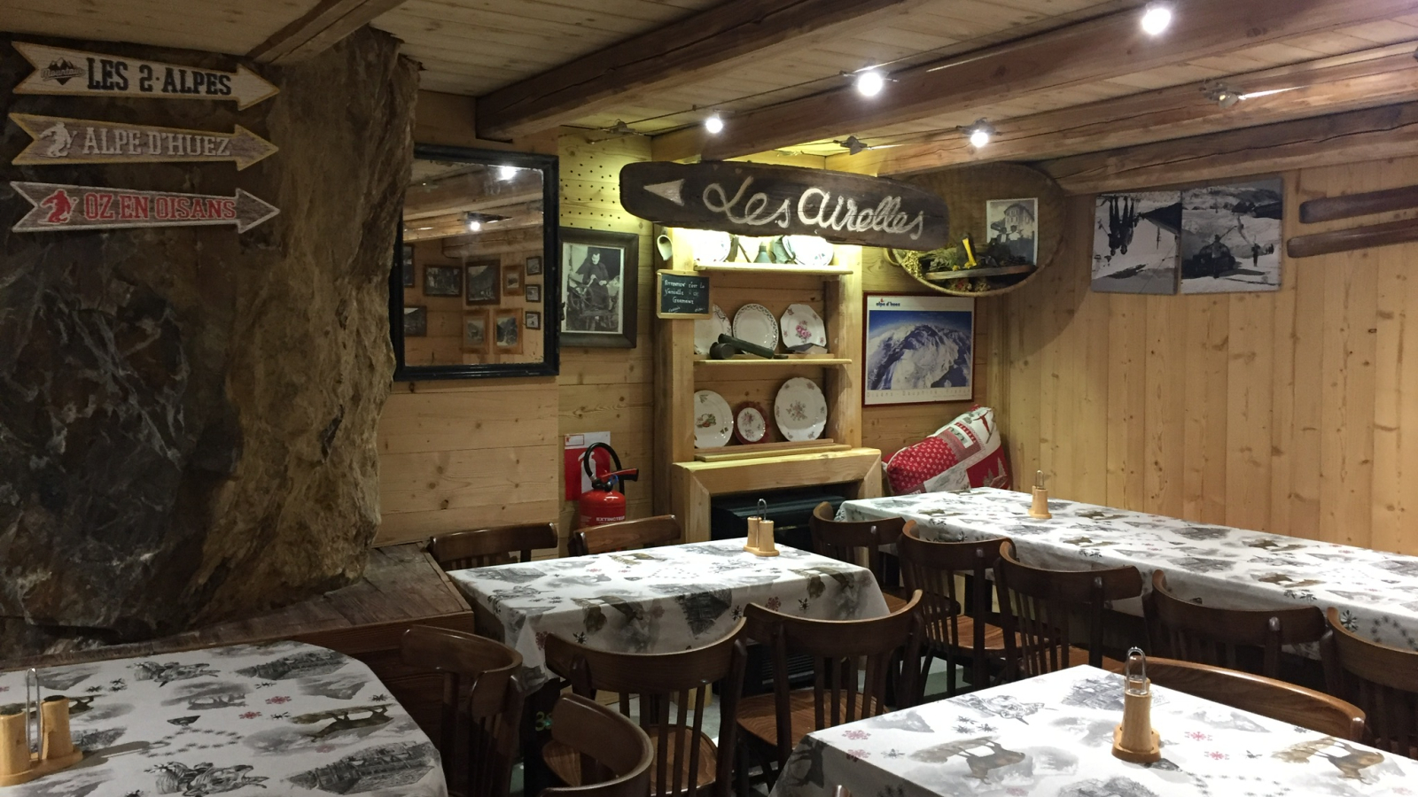Intérieur du restaurant avec cheminée, ancien chalet d'alpage.