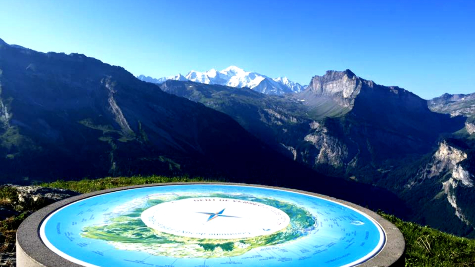 Table d'orientation avec vue sur le Mont-Blanc
