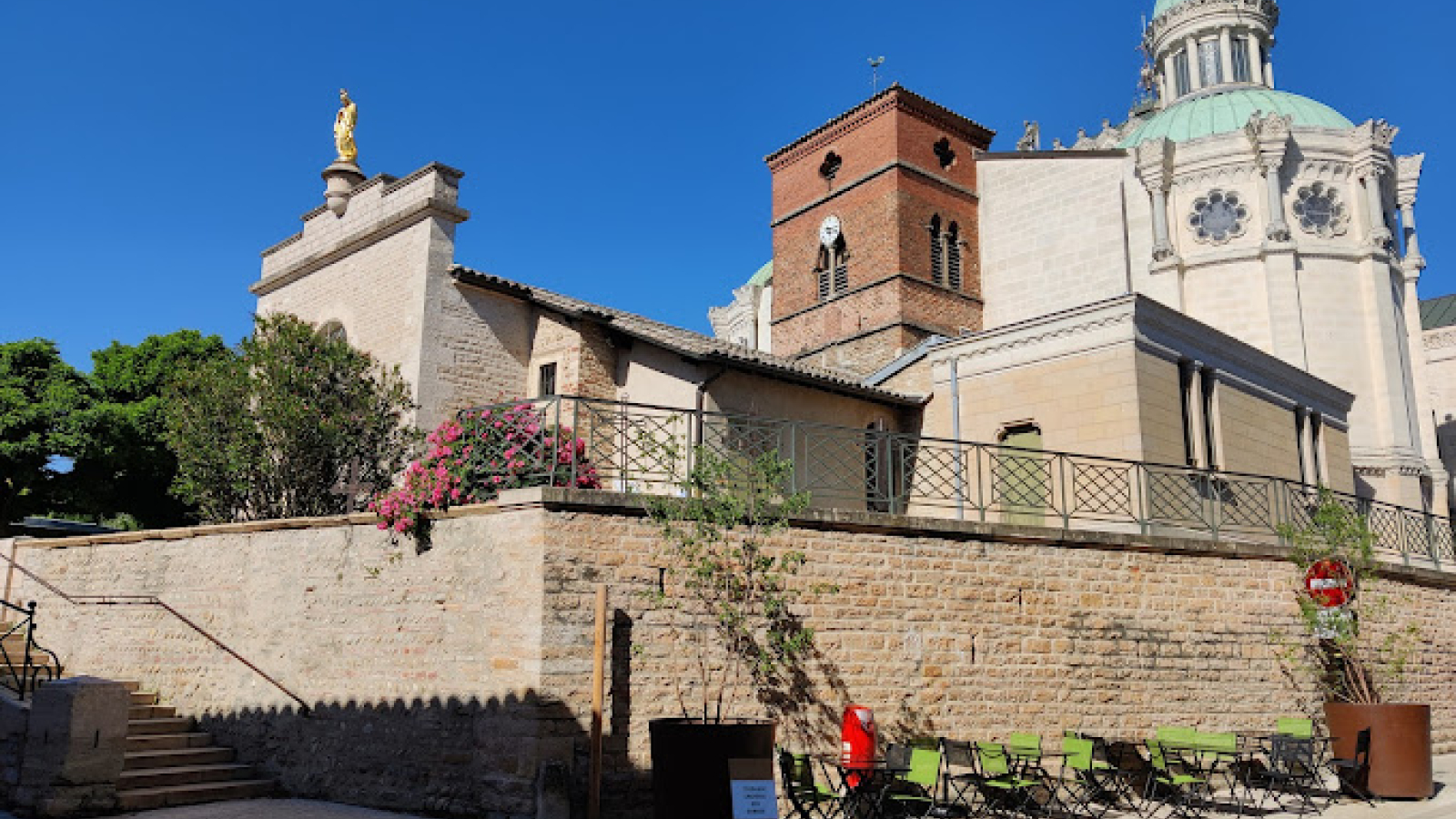 côté terrasse avec vue de la Basilique