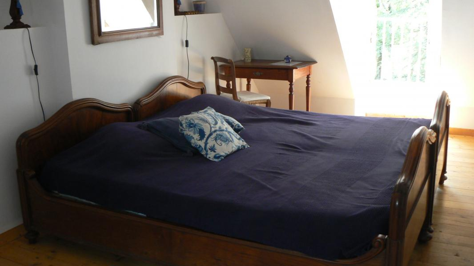 chambres d'hôtes Le Vieux Bellevue à VIEURE dans l'Allier en AUVERGNE, chambre Bleue, lit de 180 cm.