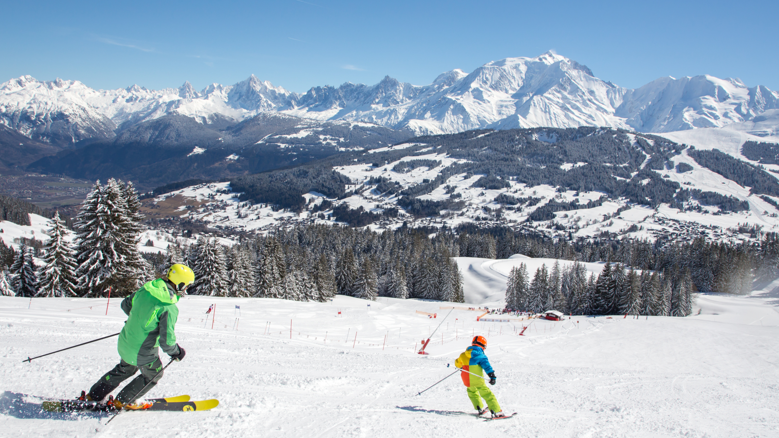 Famille de skieurs face au Mont-Blanc sur la piste bleue de la Bel Ava