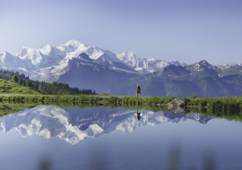 Un coureur devant un lac et le mont blanc en été