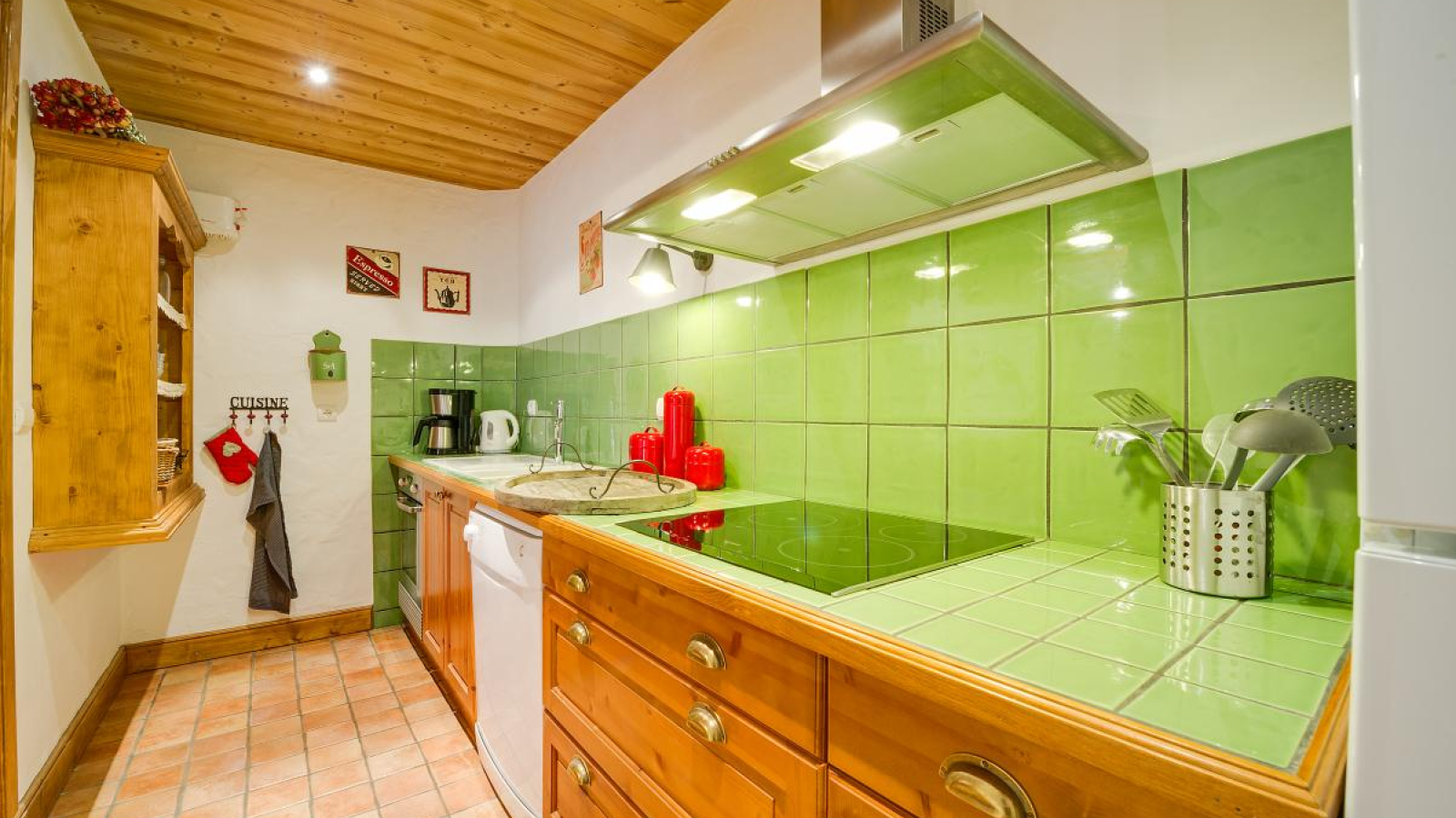 Une cuisine toute verte qui s'ouvre sur le salon !