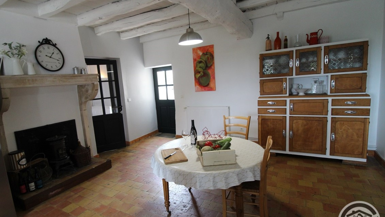 Grand gîte 'Les Capréoles' à Régnié-Durette (Rhône - Beaujolais vignobles) : la cuisine ouvrant sur la salle à manger.