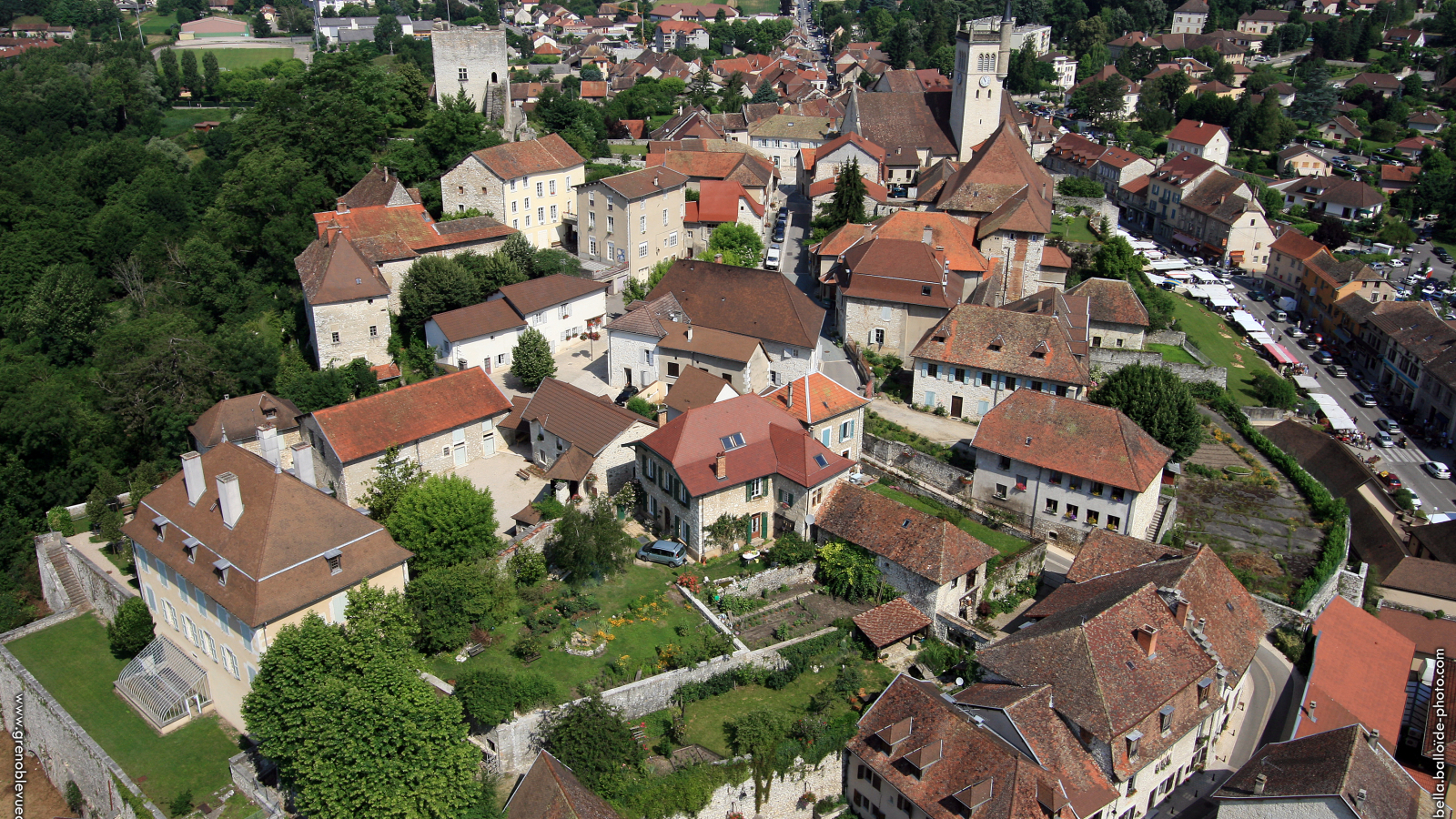 VUe aérienne du quartier historique de Morestel - Balcons du Dauphiné
