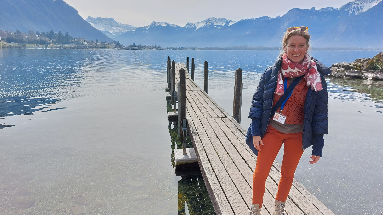 Guide devant le lac d'Annecy