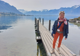 Guide devant le lac d'Annecy