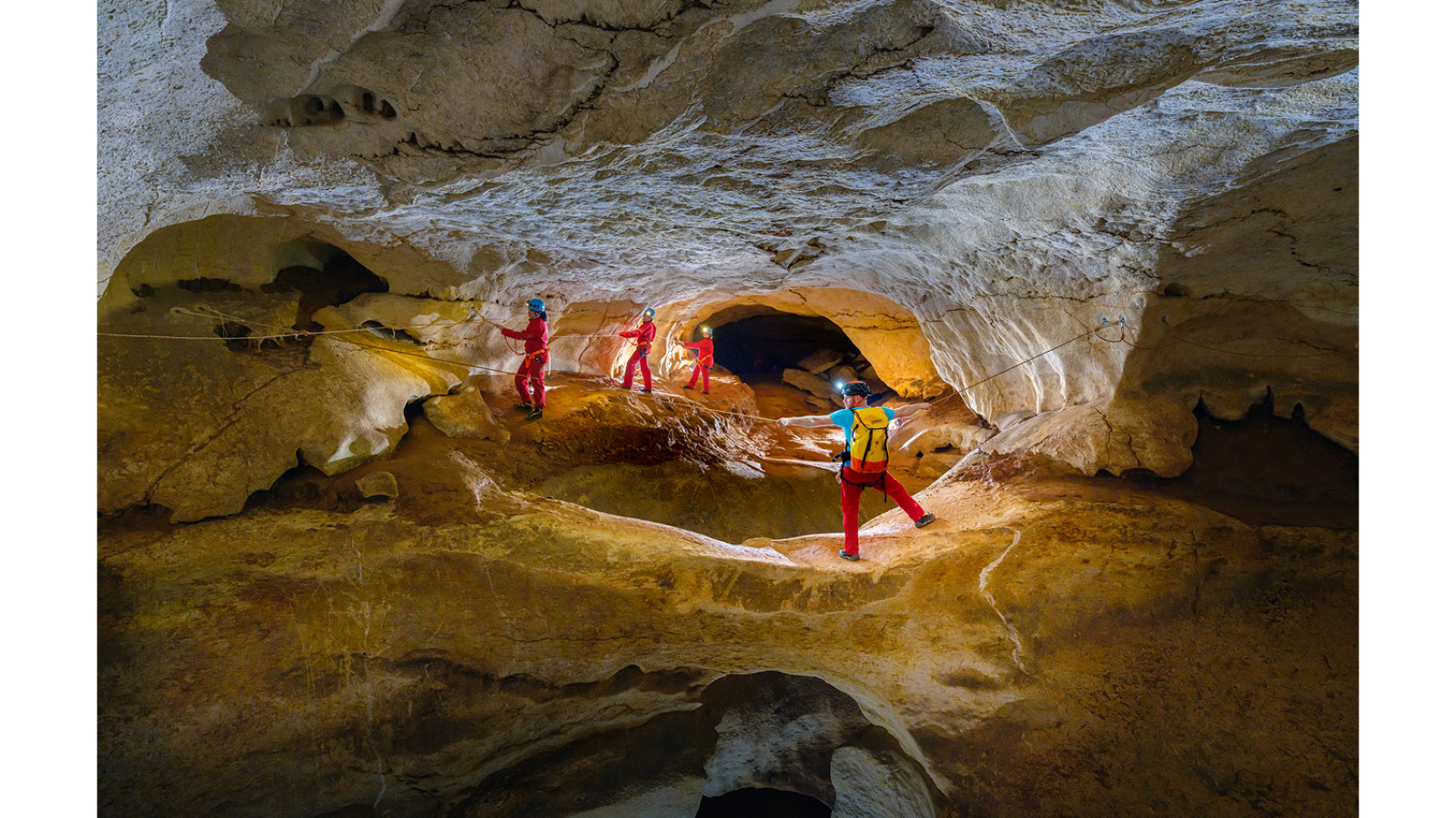 En équilibre au-dessus du vide. Une sortie spéléo atypique, qui conjugue des parties horizontales et une partie plus aérienne sur cordes. Vous découvrirez au passage les merveilles naturelles de la Grotte Saint-Marcel, dont ses célèbres bassins. A partir de 8 ans.