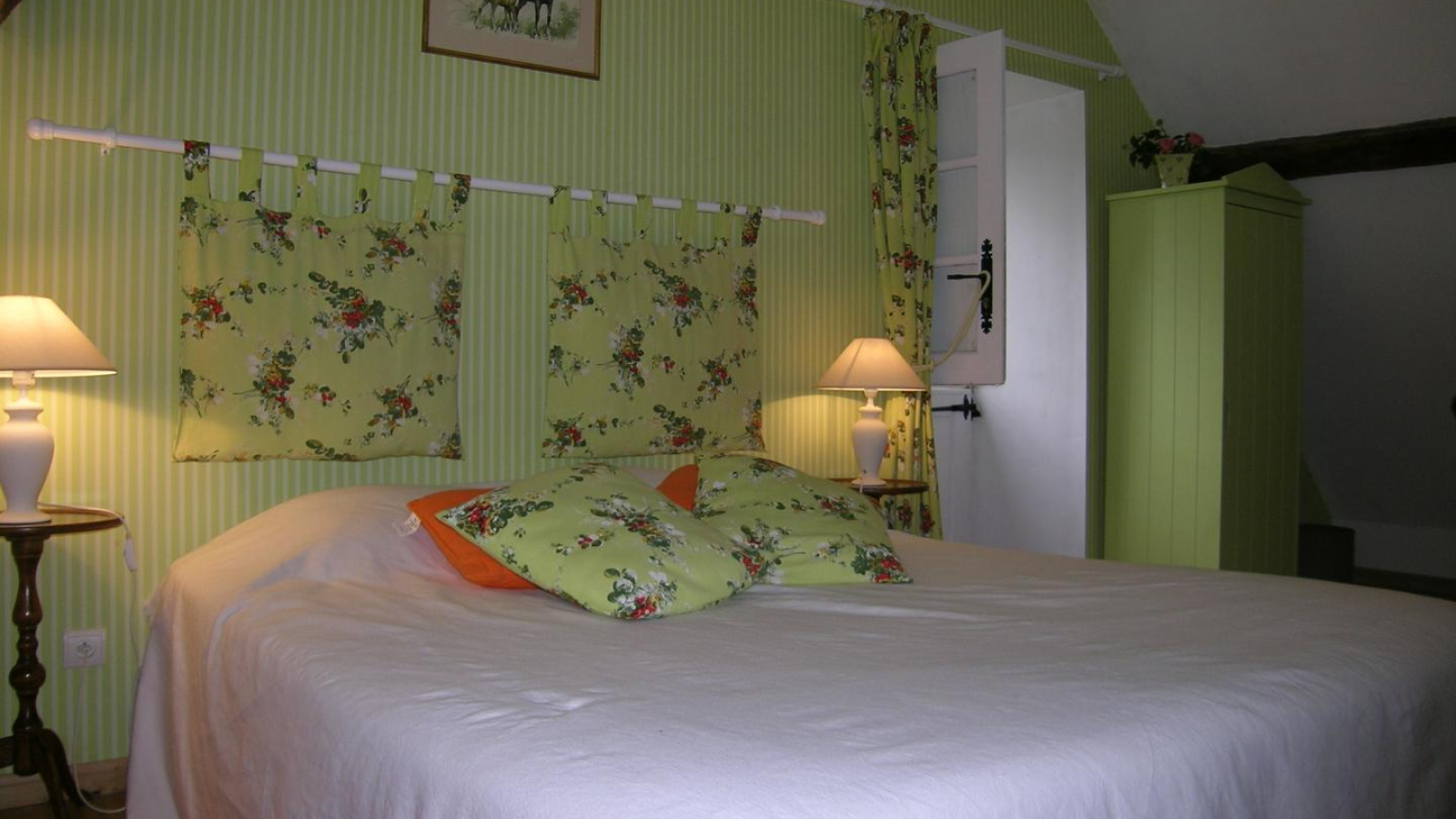 chambres d'hôtes Le Vieux Bellevue à VIEURE dans l'Allier en Auvergne, chambre vert anis