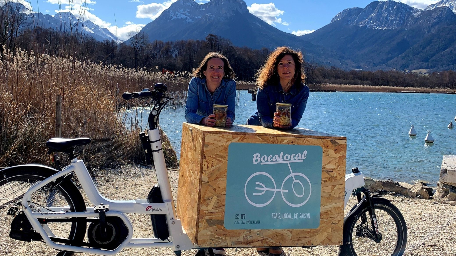 Lorie et Alisson, gérantes de Bocalocal avec leur vélo triporteur food bike au bord du lac