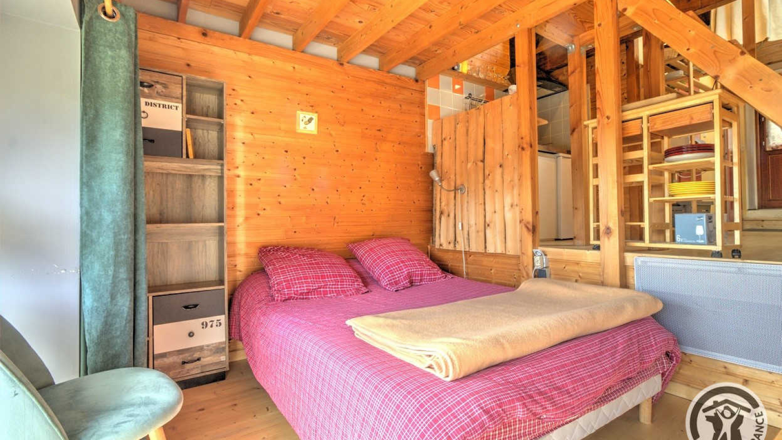 Petit Gîte 'L'Etape Cavalière' à Beaujeu dans le Beaujolais - Rhône : couchages dans espace ouvert.