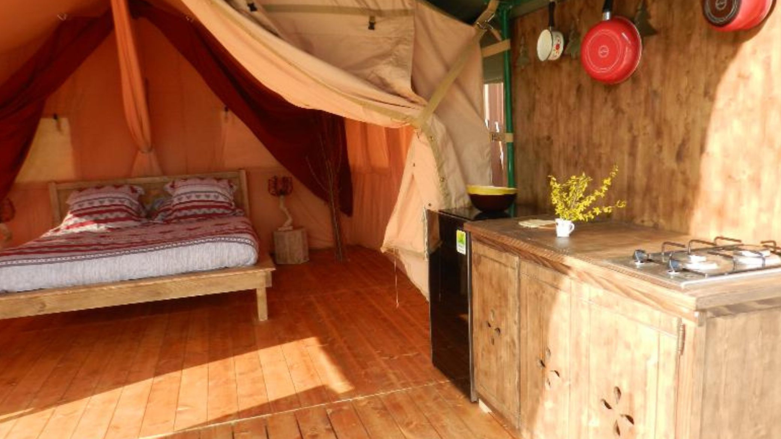 tente safari intérieur avec kitchenette et lit 2 places