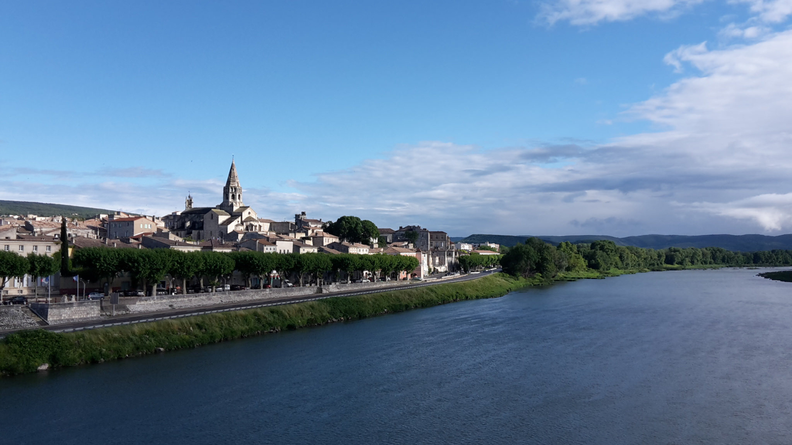 Une ville au bord du fleuve Rhône