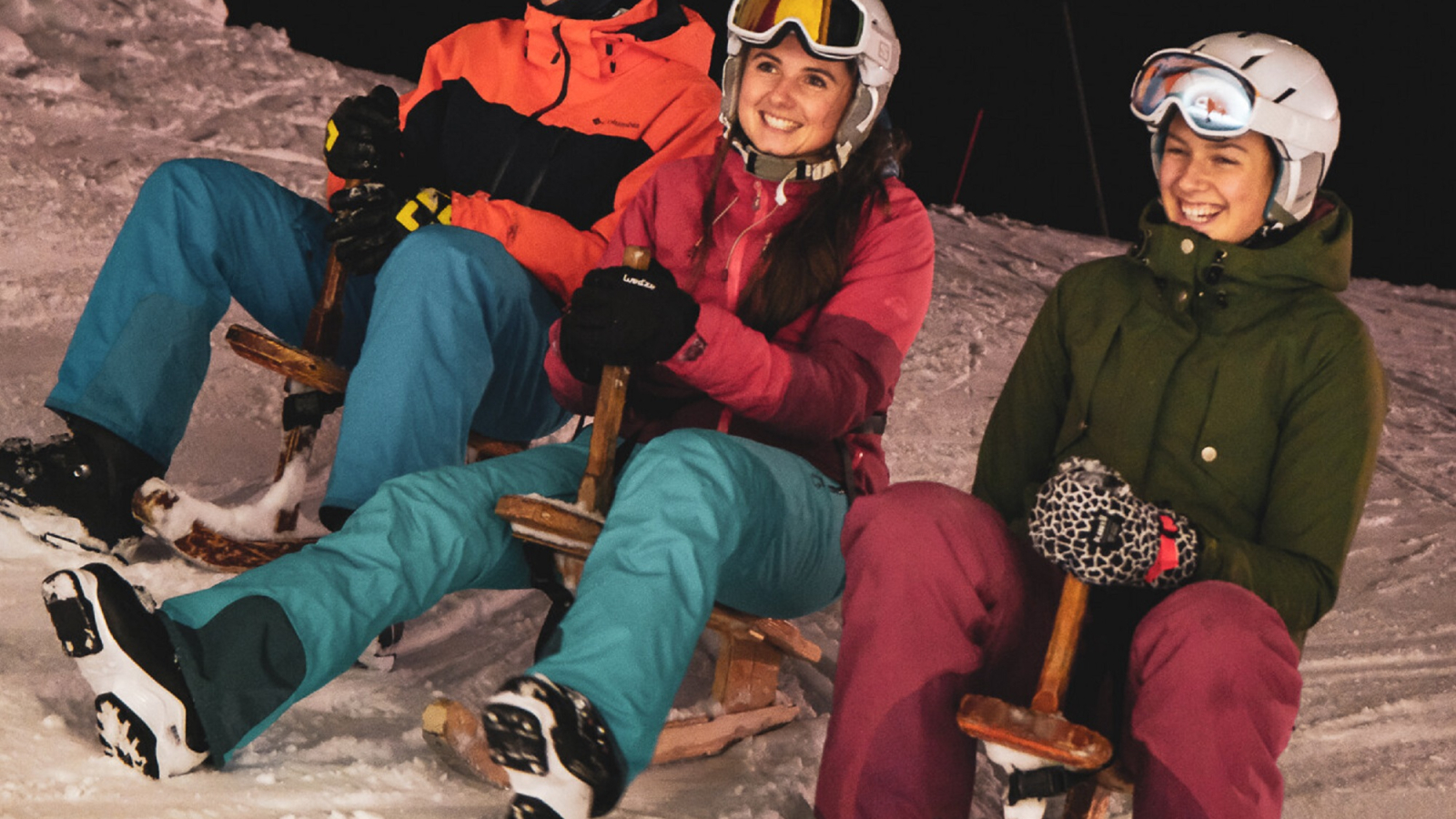 Un groupe d'amis pratiquant les glisses alternatives sur les pistes ouvertes en nocturne du domaine de ski alpin  du Grand-Bornand