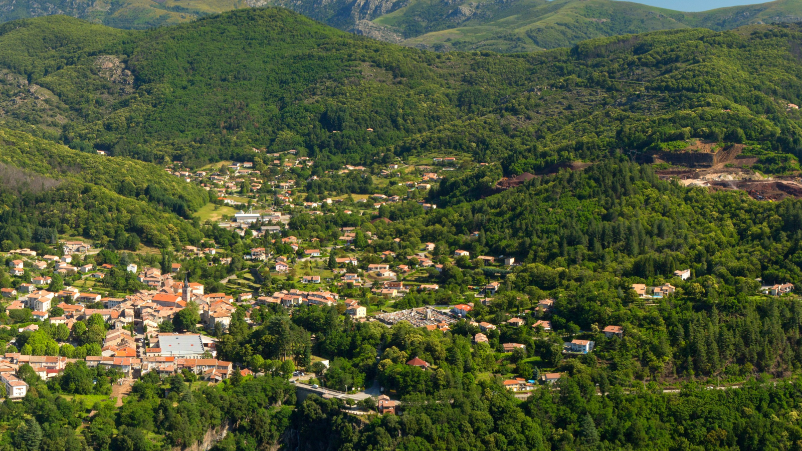 Thueyts - Le village et la vallée de l'Ardèche vus de Bouchard-zoom avec vue gravenne ©S.BUGNON