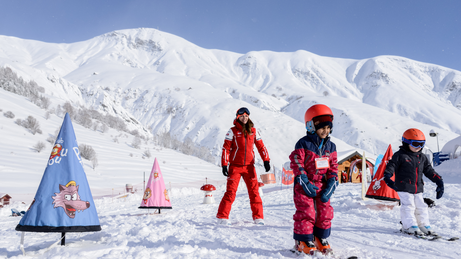 Monitrice de ski avec enfants