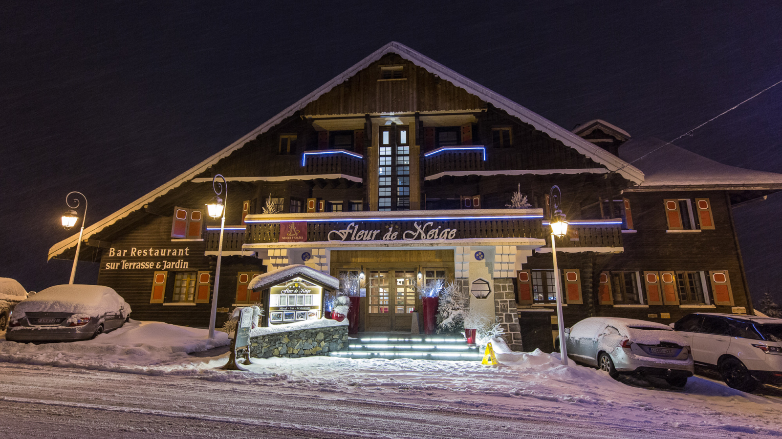 Façade de l'hôtel de nuit en hiver