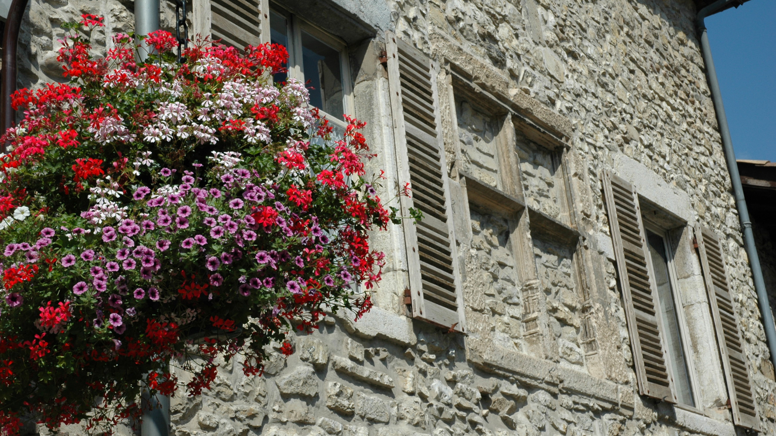 Fenêtre à Meneaux dans le quartier historique de Morestel - Balcons du Dauphiné