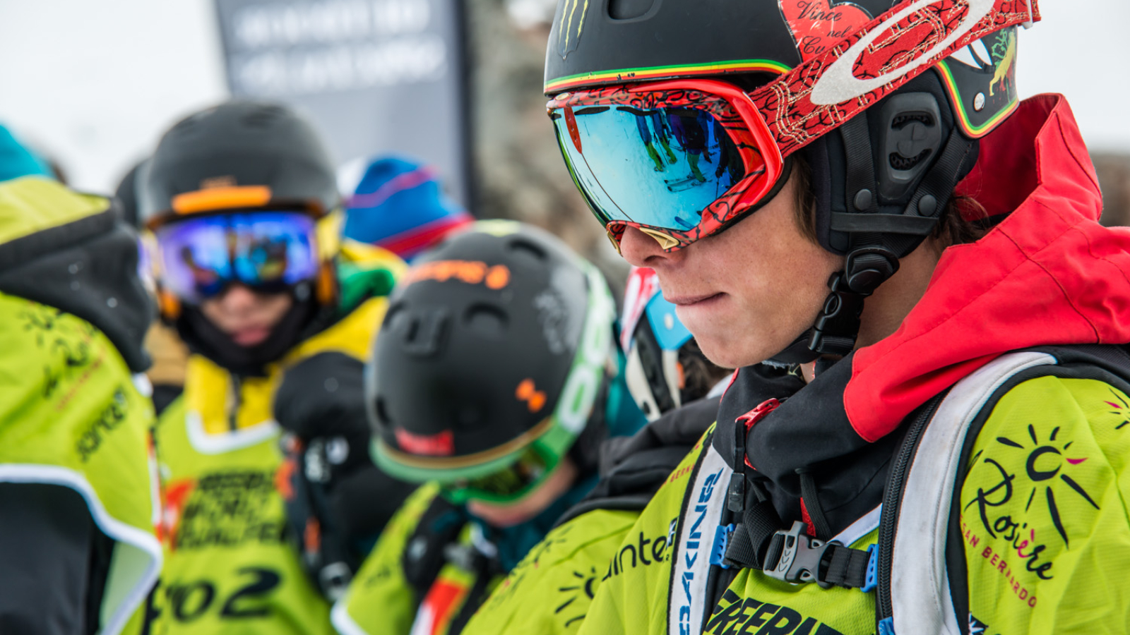 Stages de ski spécial adolescents. Le domaine de ski de La Rosière propose une variété de pistes pour tous niveaux de pratique. Ambiance décontractée pour un ski fun.