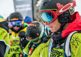 Stages de ski spécial adolescents. Le domaine de ski de La Rosière propose une variété de pistes pour tous niveaux de pratique. Ambiance décontractée pour un ski fun.