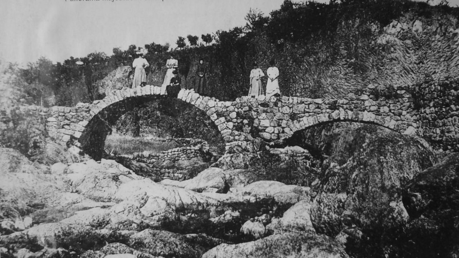 Pont romain, photo carte postale