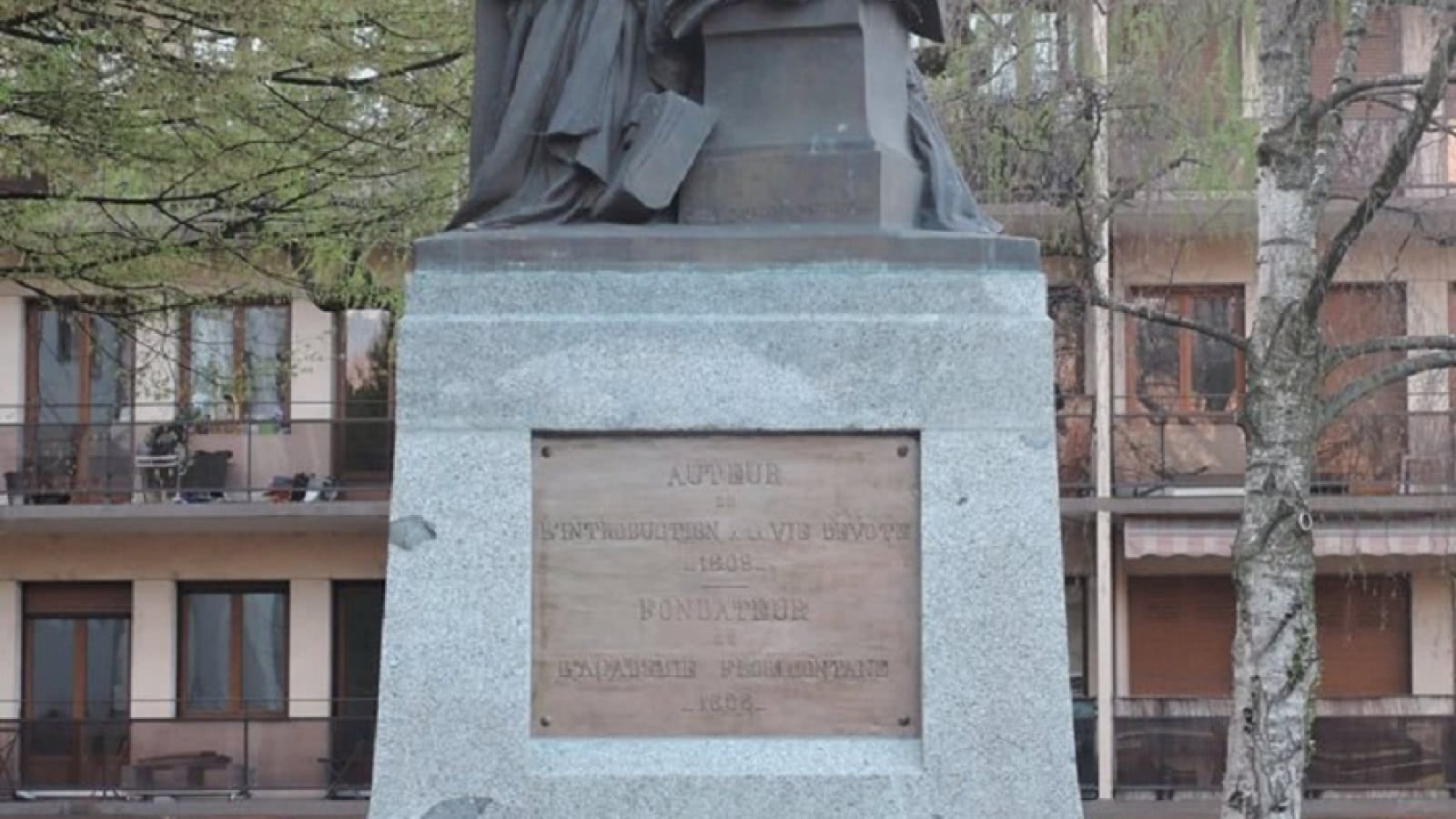 Annecy, place aux Bois, statue de François De Sales, 1914-1924, Alexandre Descatoire, sculpteur