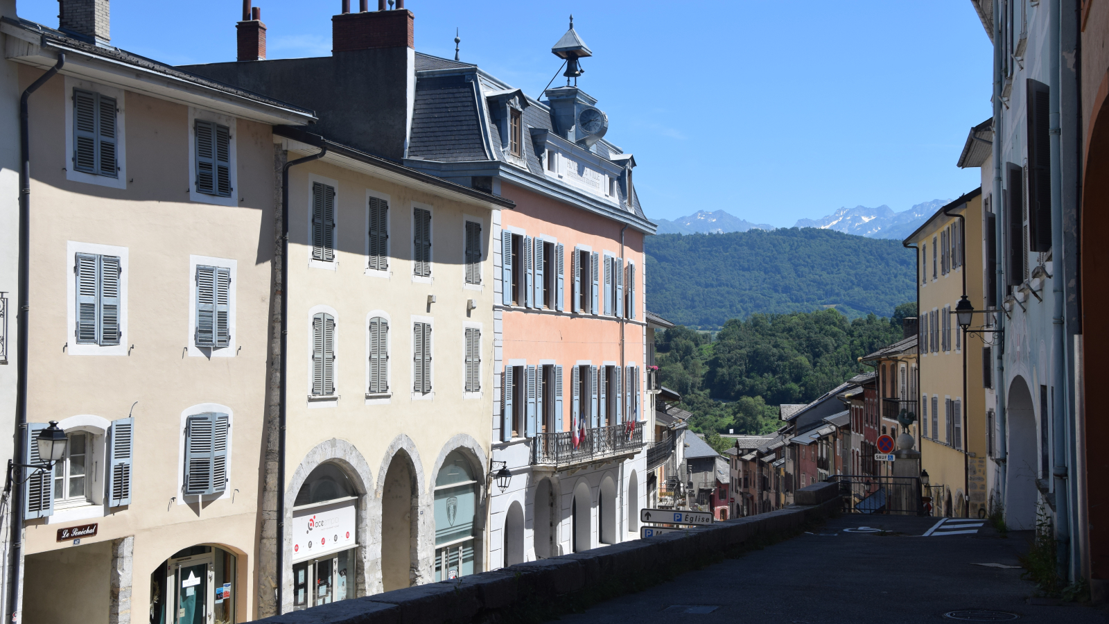 Vieille Ville de Montmélian -Vue de l'Hôtel Nicolle de La Place depuis le Parapet