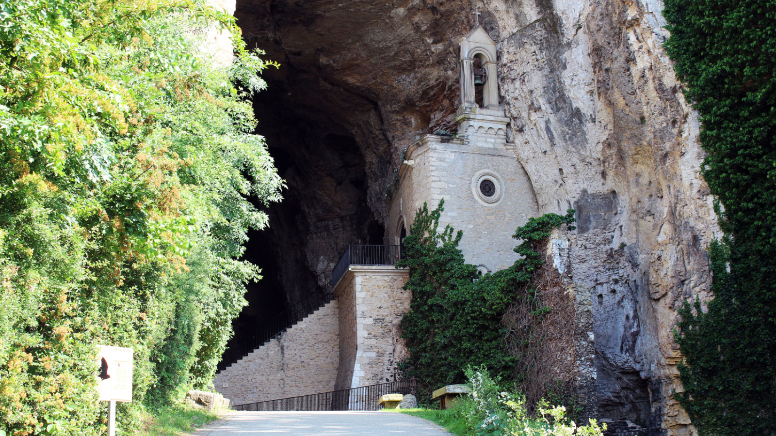 Entrée des Grottes de La Balme - ENS 'Les Coteaux de Saint-Roch'