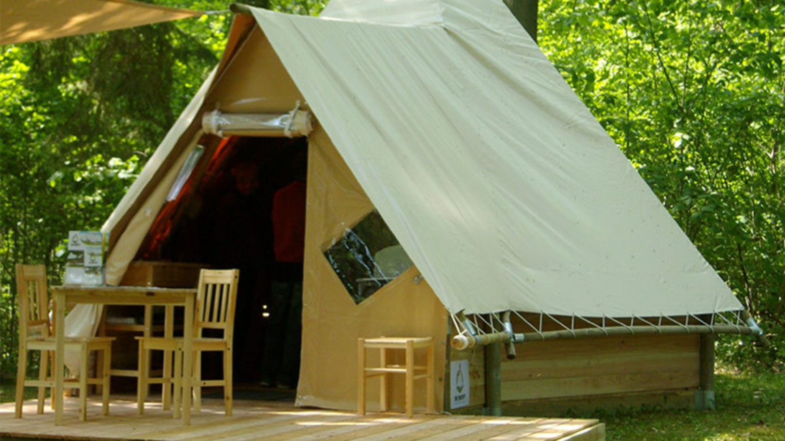 tente canadienne entière avec table en bois devant