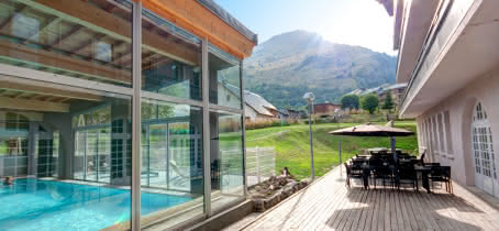 Terrasse extérieure et piscine