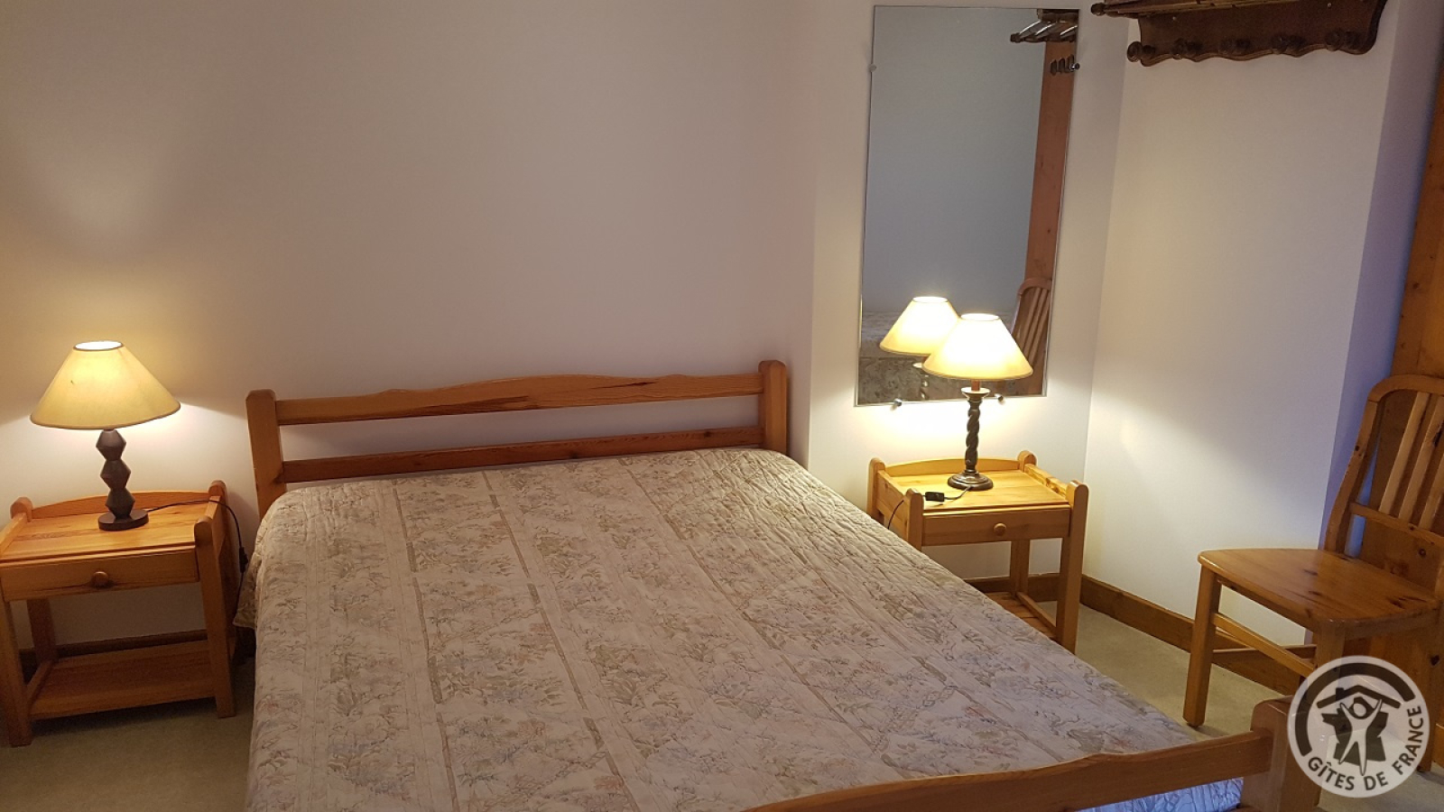 Gîte 'Le Fleury' à Marcy, dans le Beaujolais - Rhône : le lit 2 personnes de la Chambre n°3.