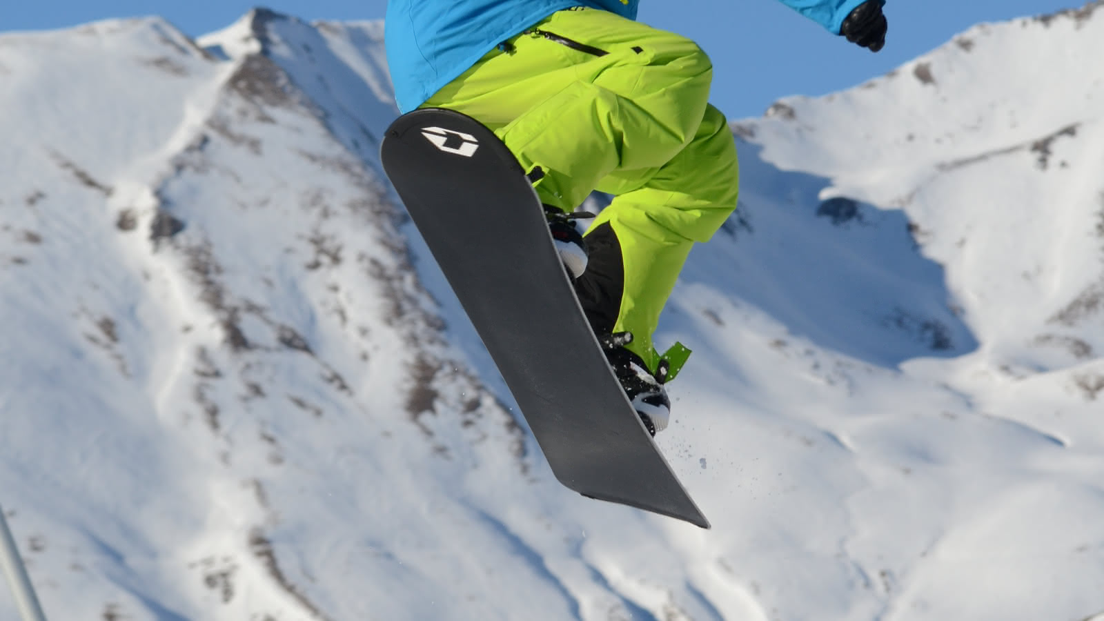 Learn how to snowboard in the French Alps. Snowboarding lessons for all levels, from beginner to expert.