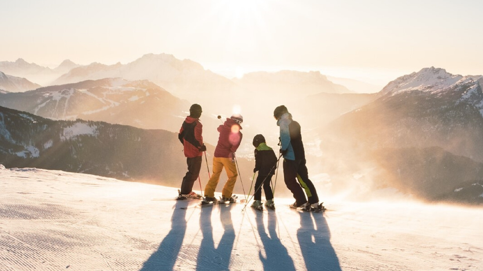 Ski alpin en famille au coucher de soleil sur le domaine skiable du Grand-Bornand