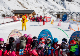 Enfants au ski avec la mascotte Piou Piou