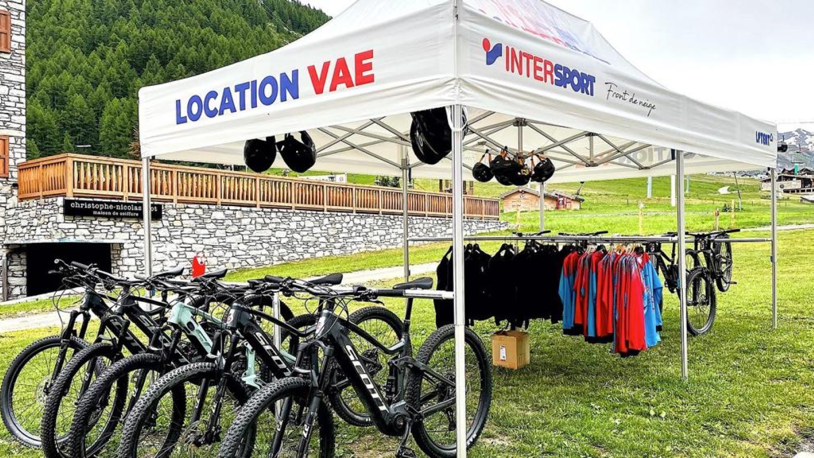 Extérieur tente - location vélos - Intersport Val d'Isère