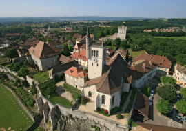 Vue aérienne du quartier historique de Morestel - Balcons du Dauphiné