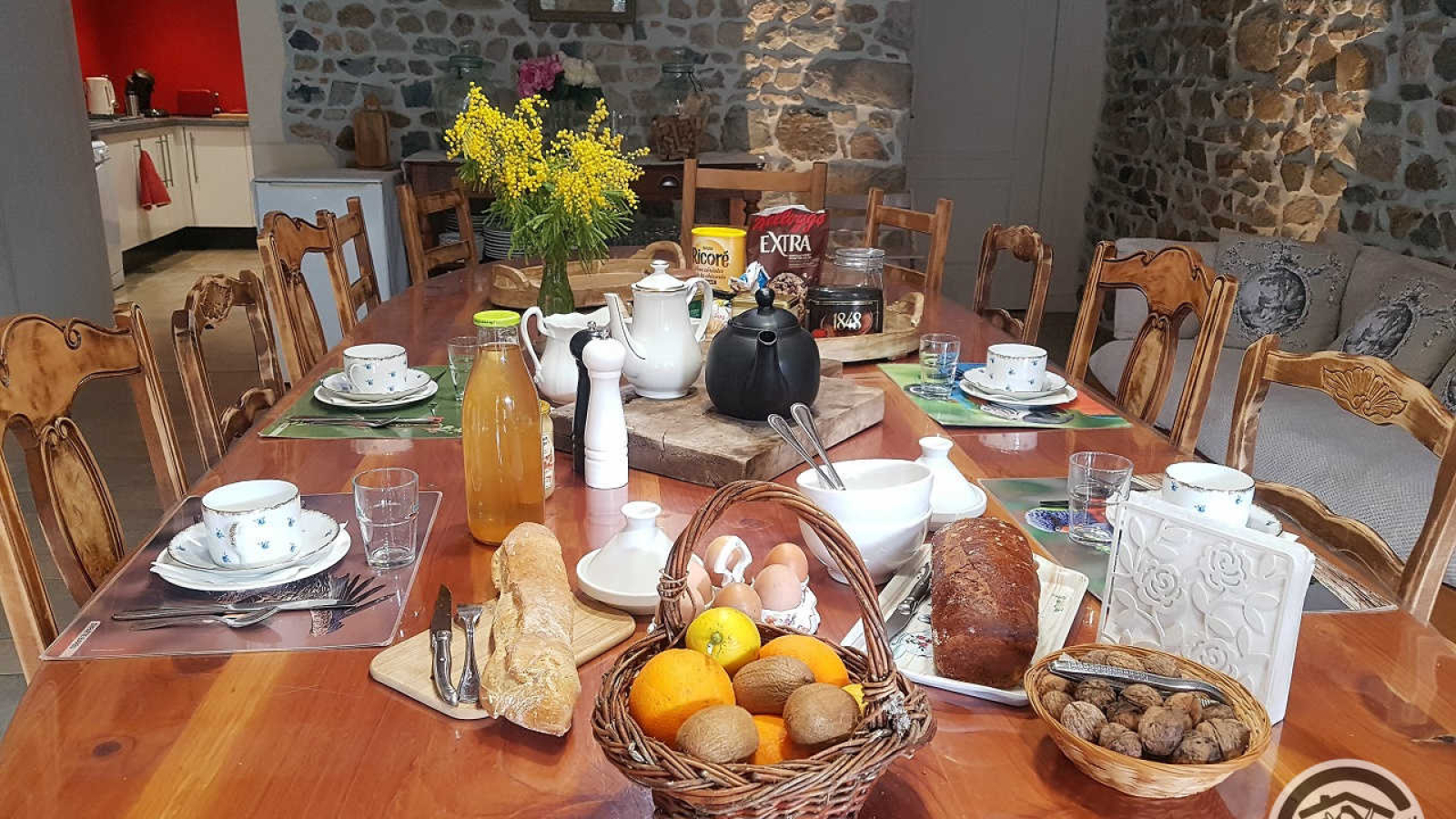 Chambres d'Hôtes 'Le Nid Beaujolais' à Quincié-en-Beaujolais dans le Rhône - Beaujolais : table des petits déjeuners.